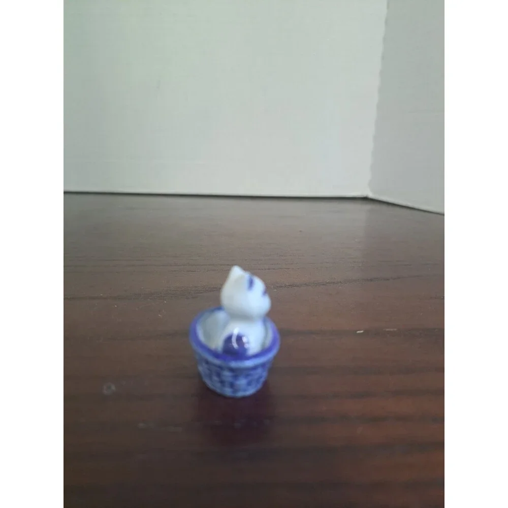 Miniature Delft Style White And Blie Kitten In A Basket Porcelain Figurine